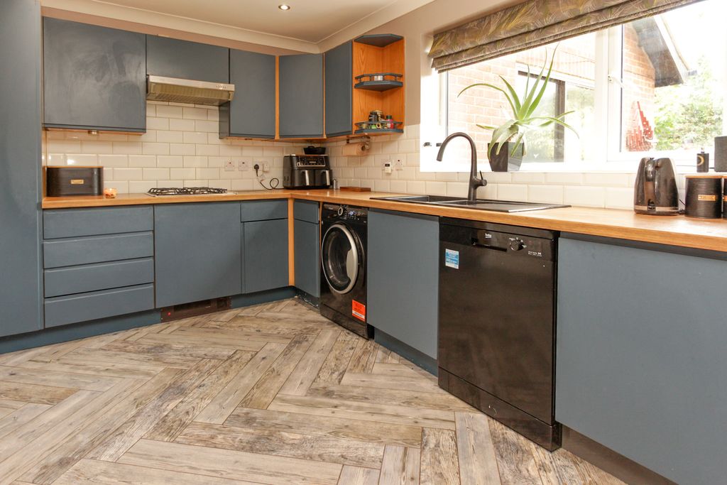 Property photo 3 of 12 Kitchen