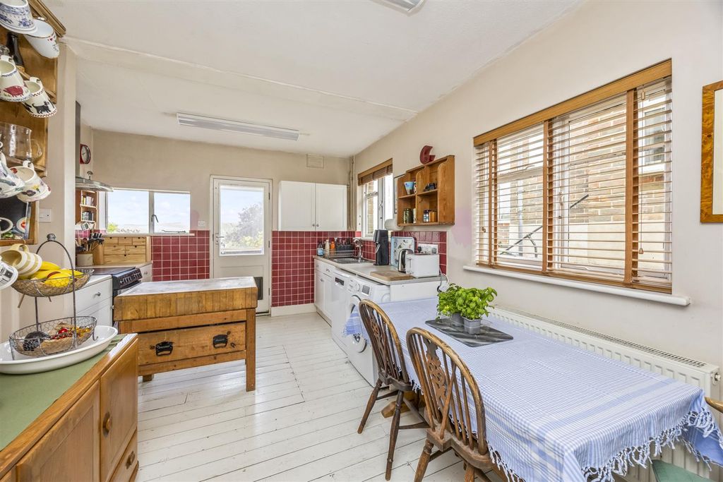 Property photo 3 of 17 Kitchen