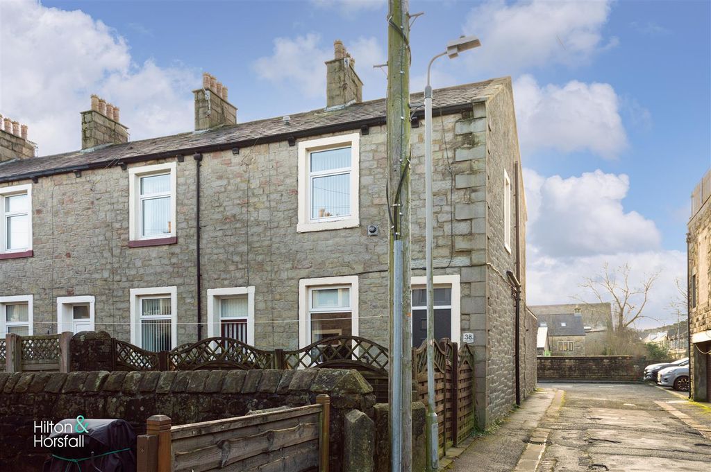 Property photo 1 of 16 Railway Street