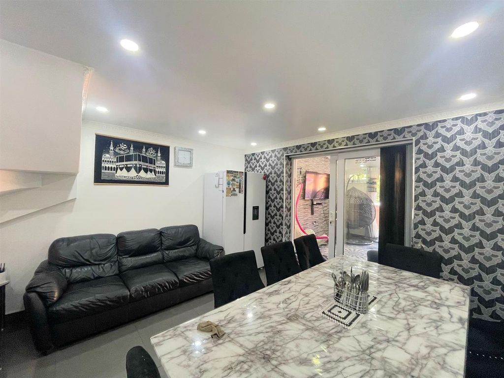 Property photo 2 of 17 Lounge / Diner