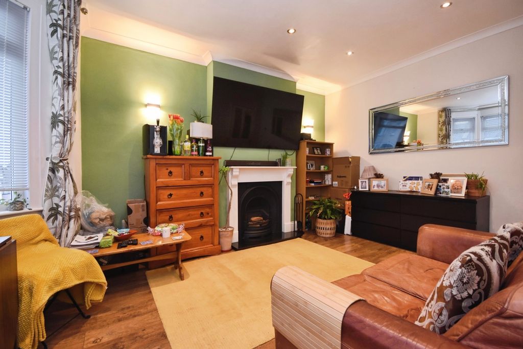 Property photo 3 of 15 Lounge