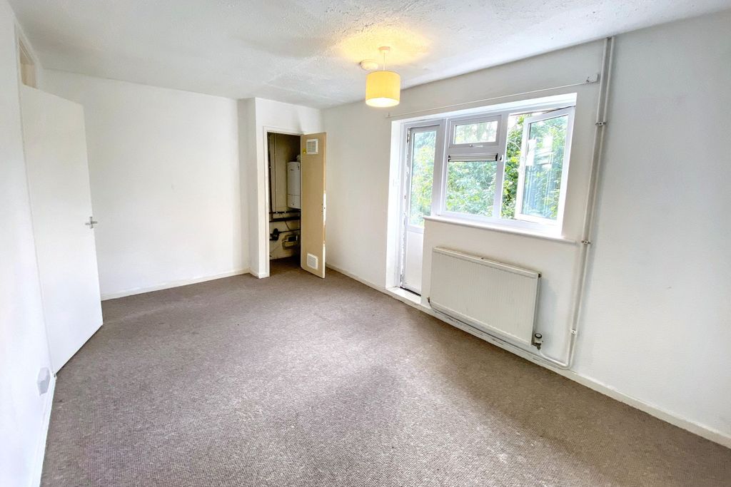 Property photo 2 of 15 Flat 33 Linden Close, Calne, Wiltshire, Sn11 0Bb