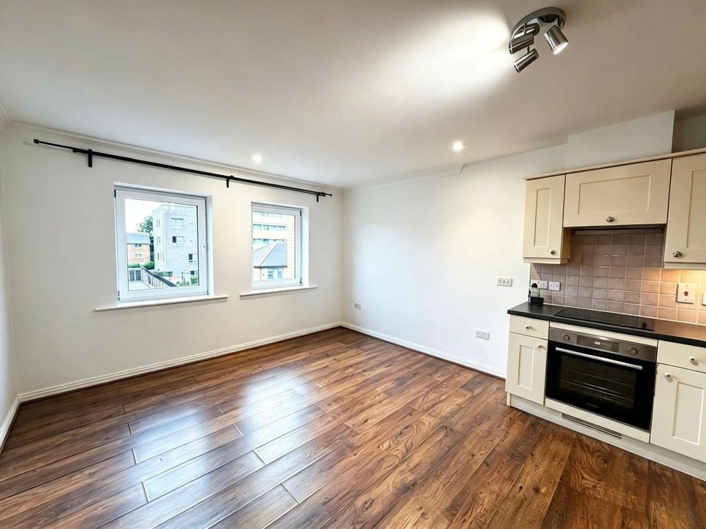 Property photo 3 of 7 20 Luton Road, London, E13 8HD (1)