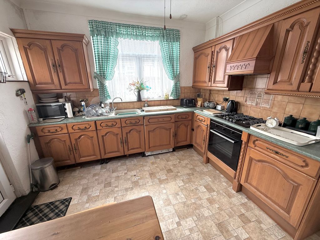 Property photo 2 of 16 13 Amberley Road Kitchen 1