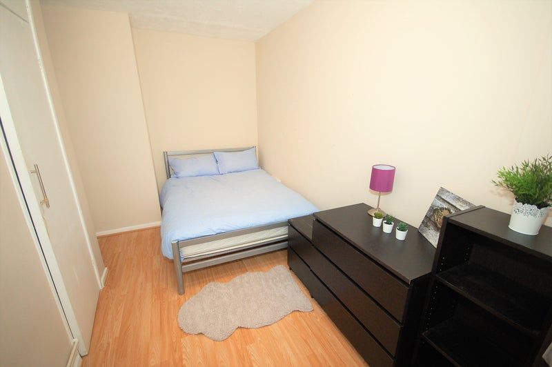 Property photo 2 of 7 Room 5 - £800 Available From Now