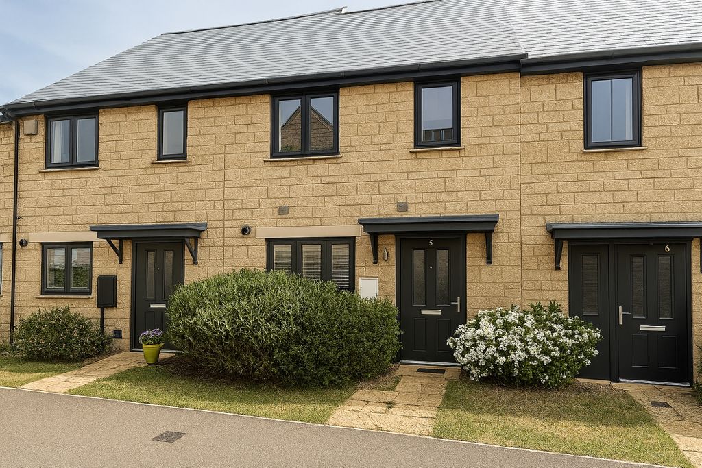 Property photo 1 of 11 5 Stratford Front