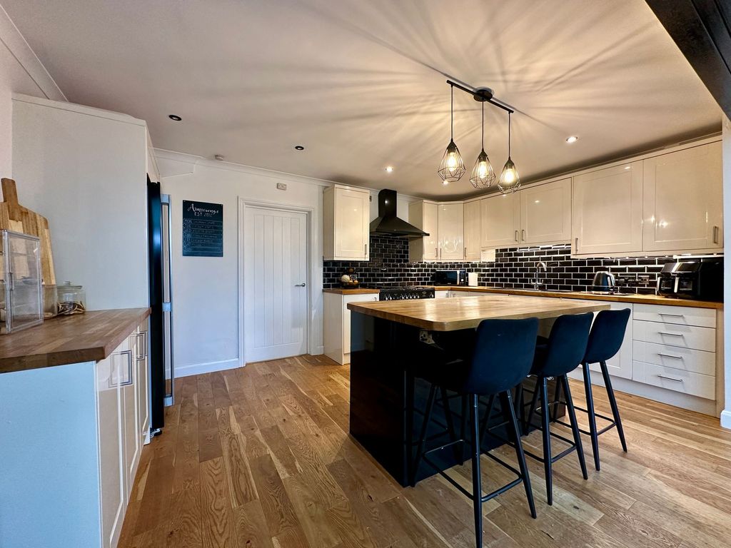 Property photo 3 of 23 Kitchen