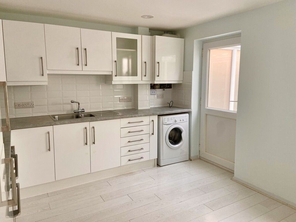 Property photo 3 of 10 Kitchen