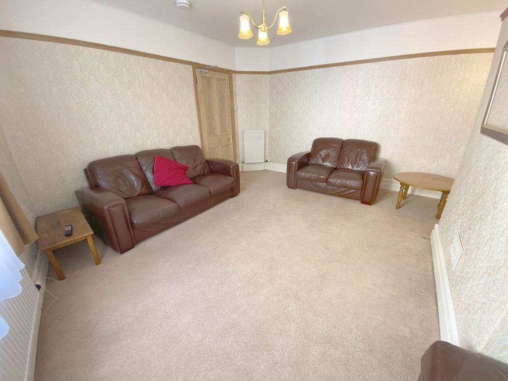 Property photo 3 of 14 Lounge 2