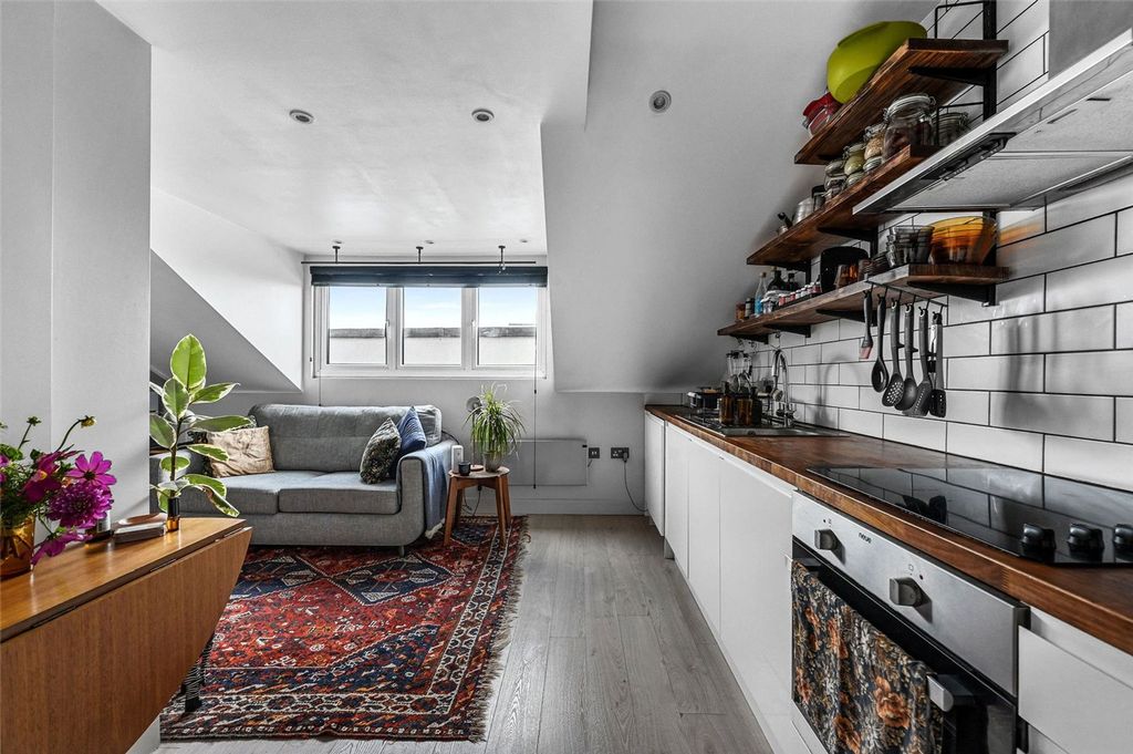 Property photo 2 of 9 Lower Clapton Rd, E5