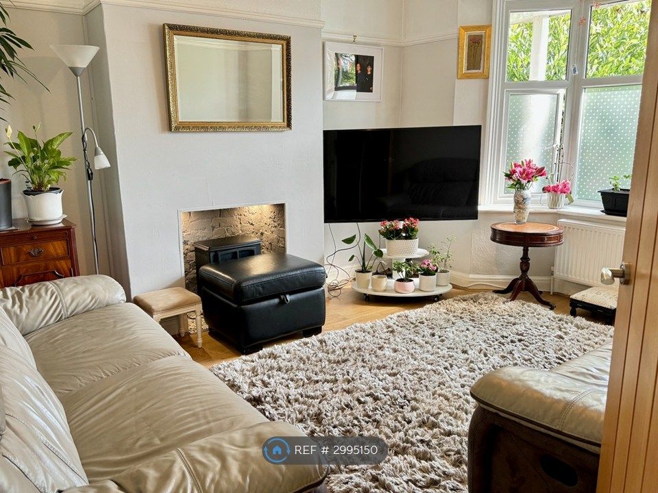 Property photo 1 of 18 Lounge