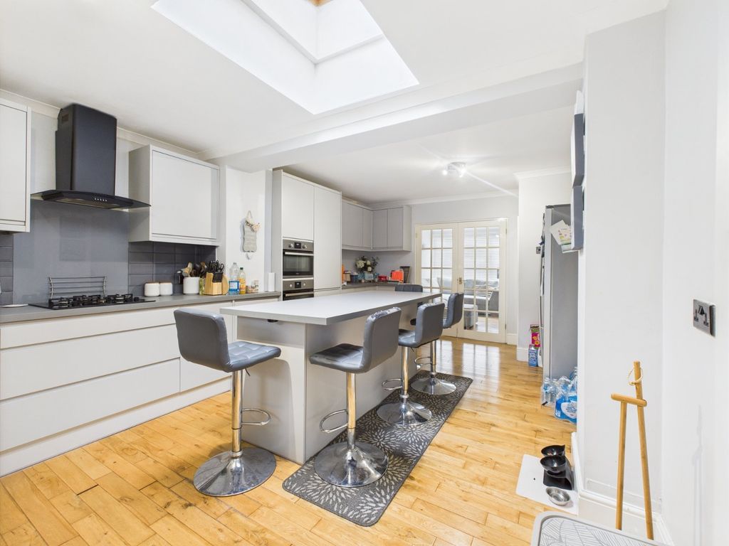 Property photo 3 of 18 Kitchen