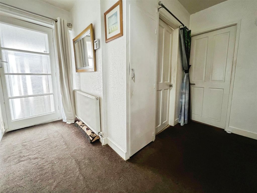 Property photo 2 of 19 Entrance Hall