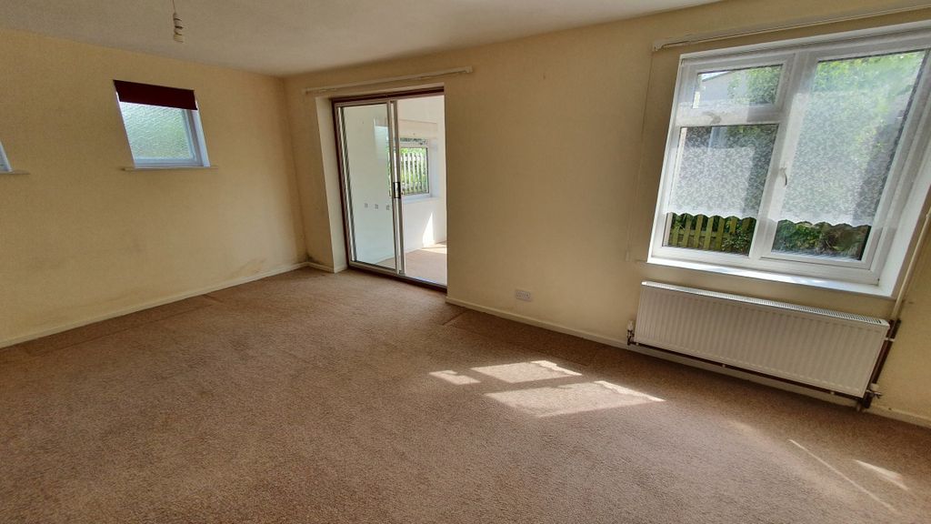 Property photo 3 of 9 Lounge