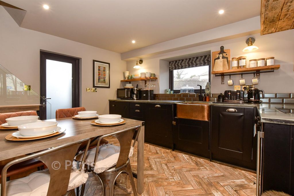 Property photo 3 of 15 Kitchen/ Dining Area