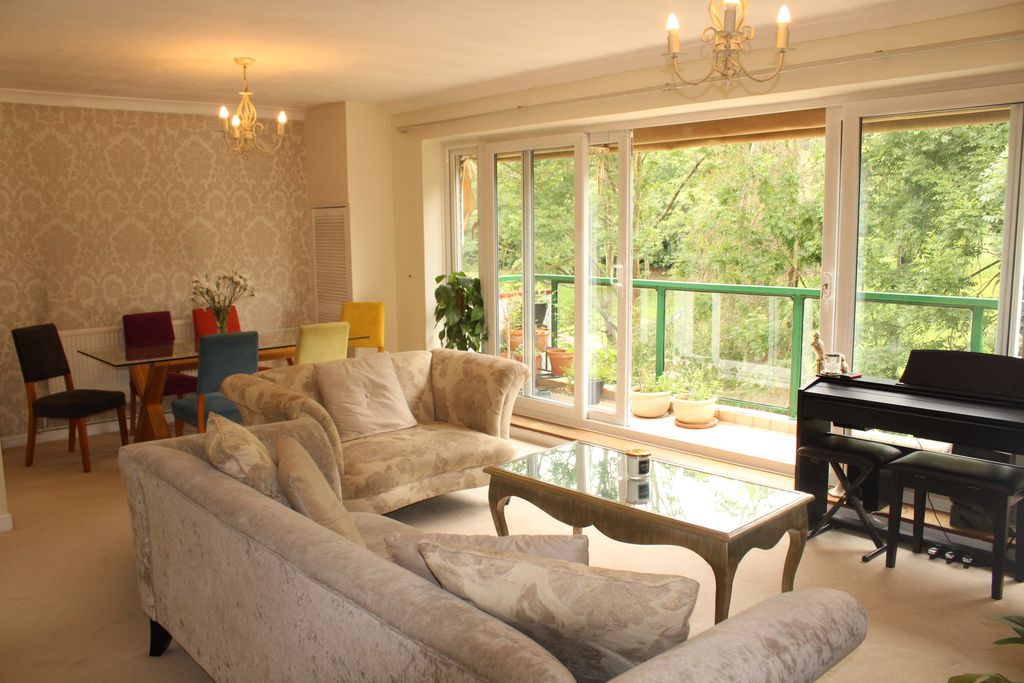 Property photo 1 of 17 Lounge/Dining Area (1)