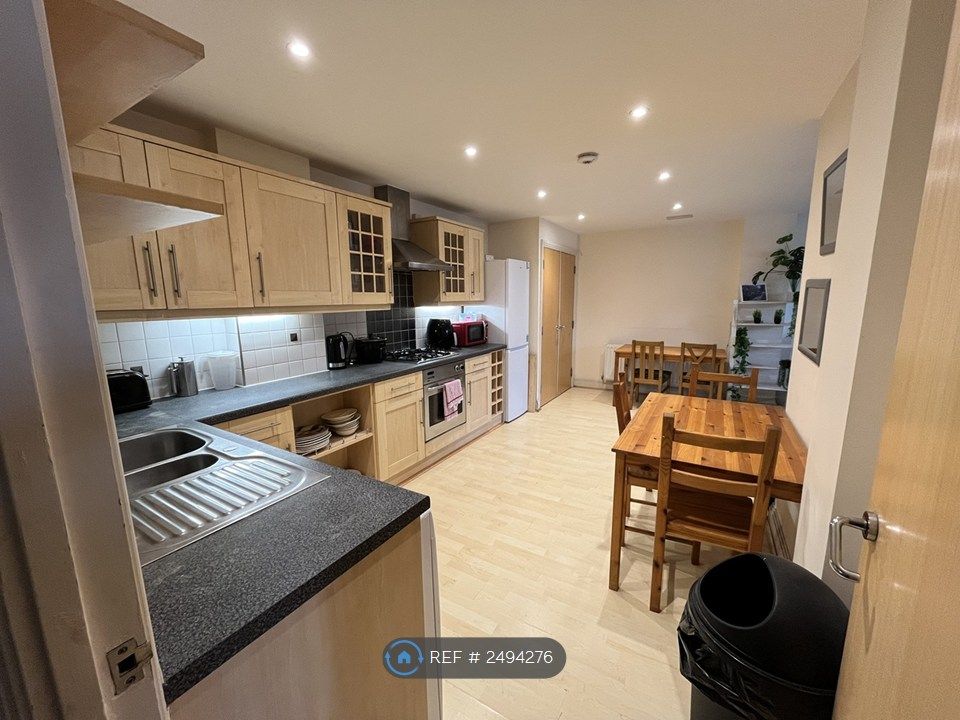 Property photo 3 of 10 Kitchen