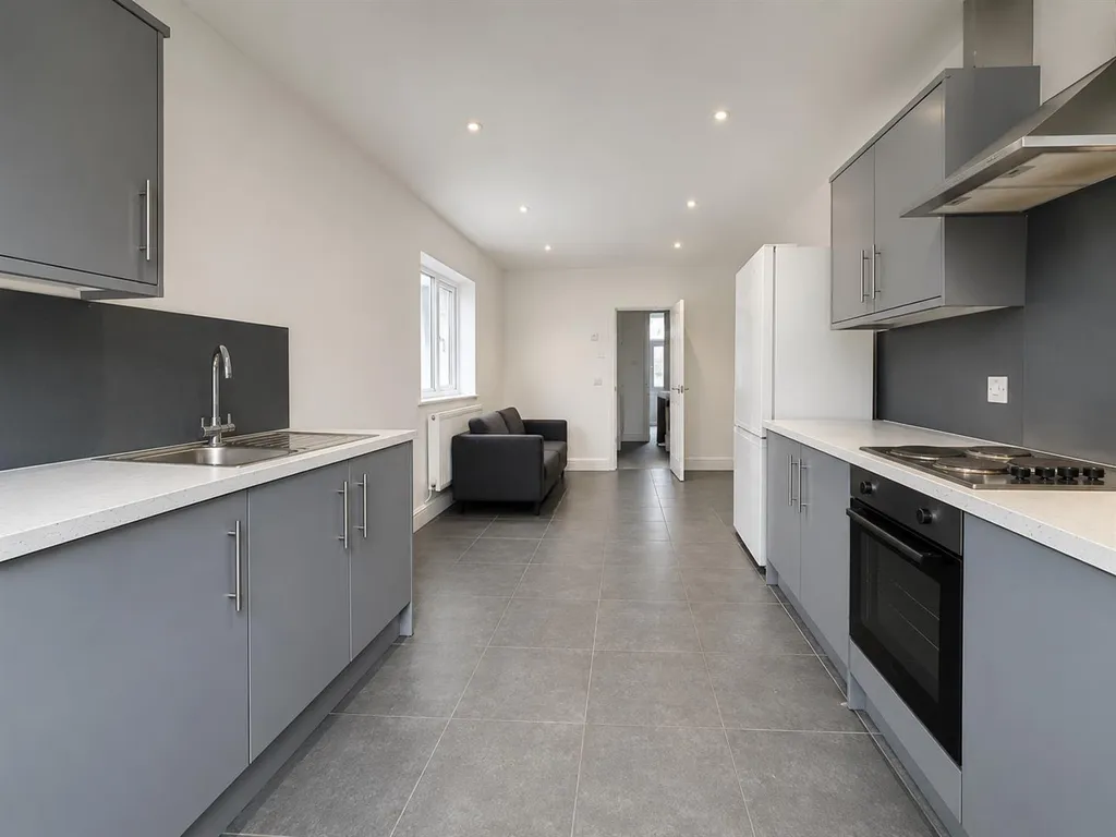 Apartment in Cardiff, Roath - View 6