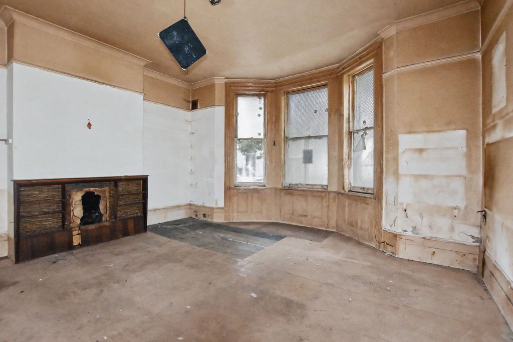 Property photo 3 of 19 220 Burrage Road, Woolwich, London, Se18 7Ju