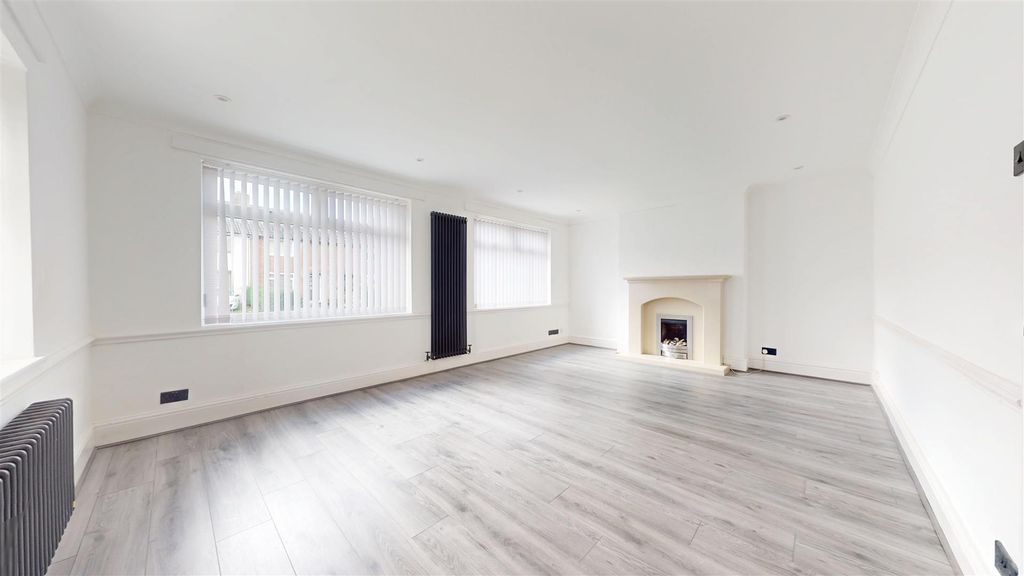 Property photo 2 of 28 Ormskirk Road Living Room