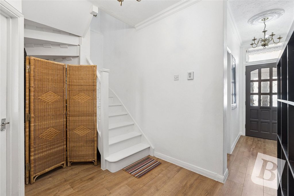 Property photo 2 of 21 Entrance Hall