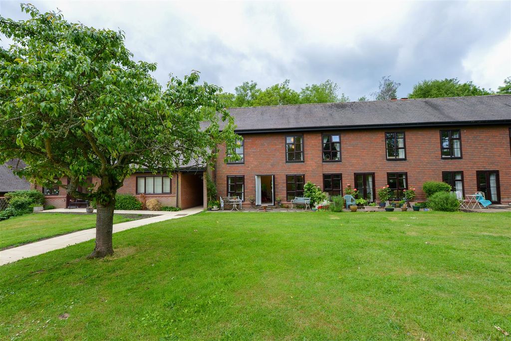 Property photo 3 of 25 Parsonage Court, West Malling20.Jpg