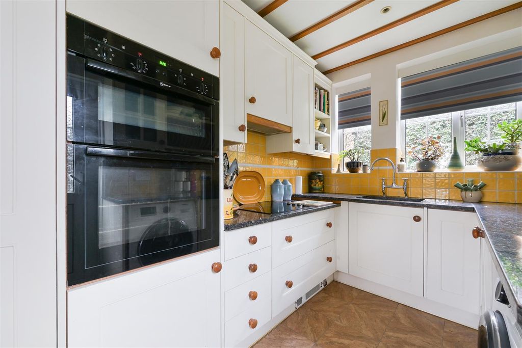 Property photo 3 of 30 Josephine Close (17).Jpg