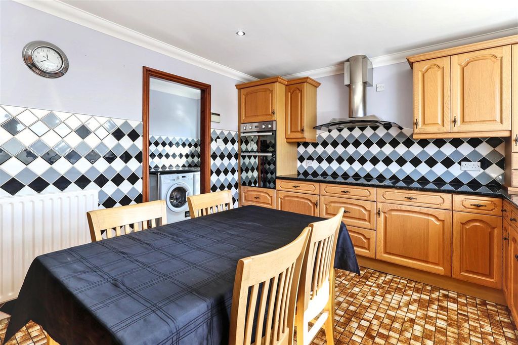 Property photo 2 of 30 Fraser Road Carlton, Nottingham, Ng4 1Nq