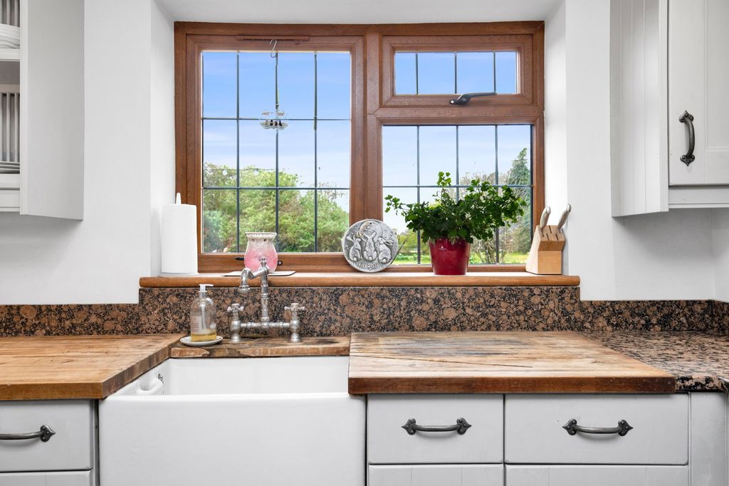 Property photo 2 of 39