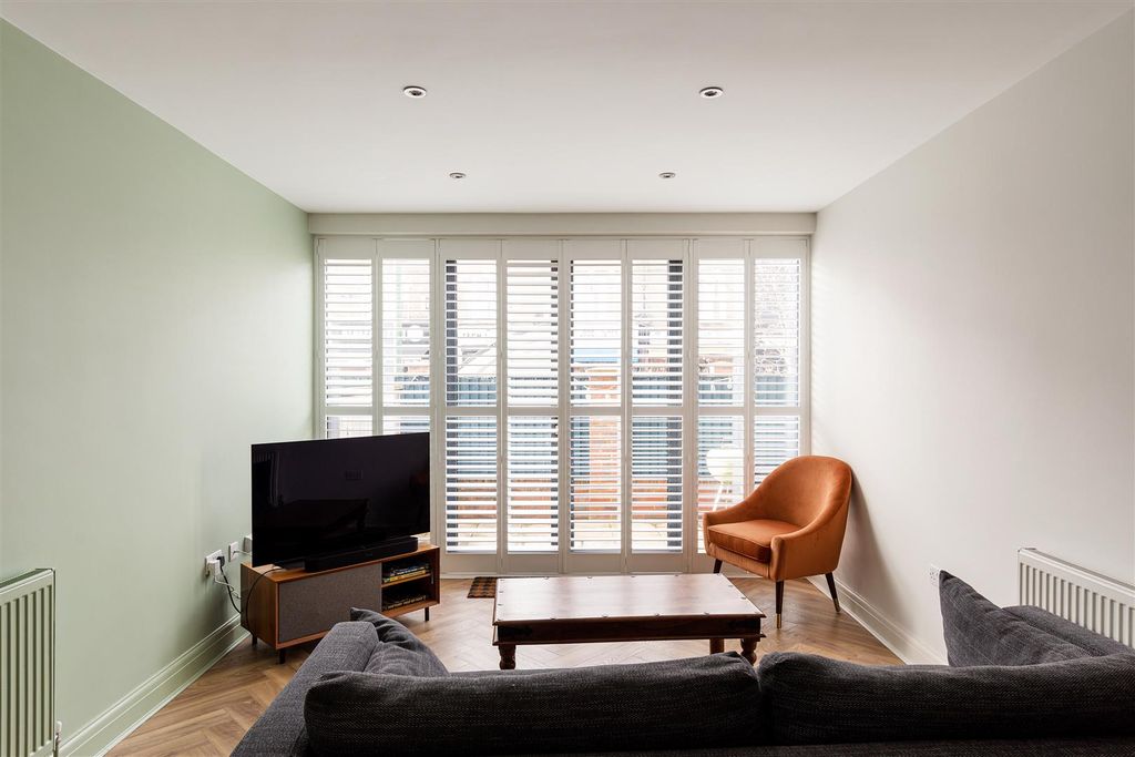 Property photo 2 of 34 Leytonstone High Road, E11