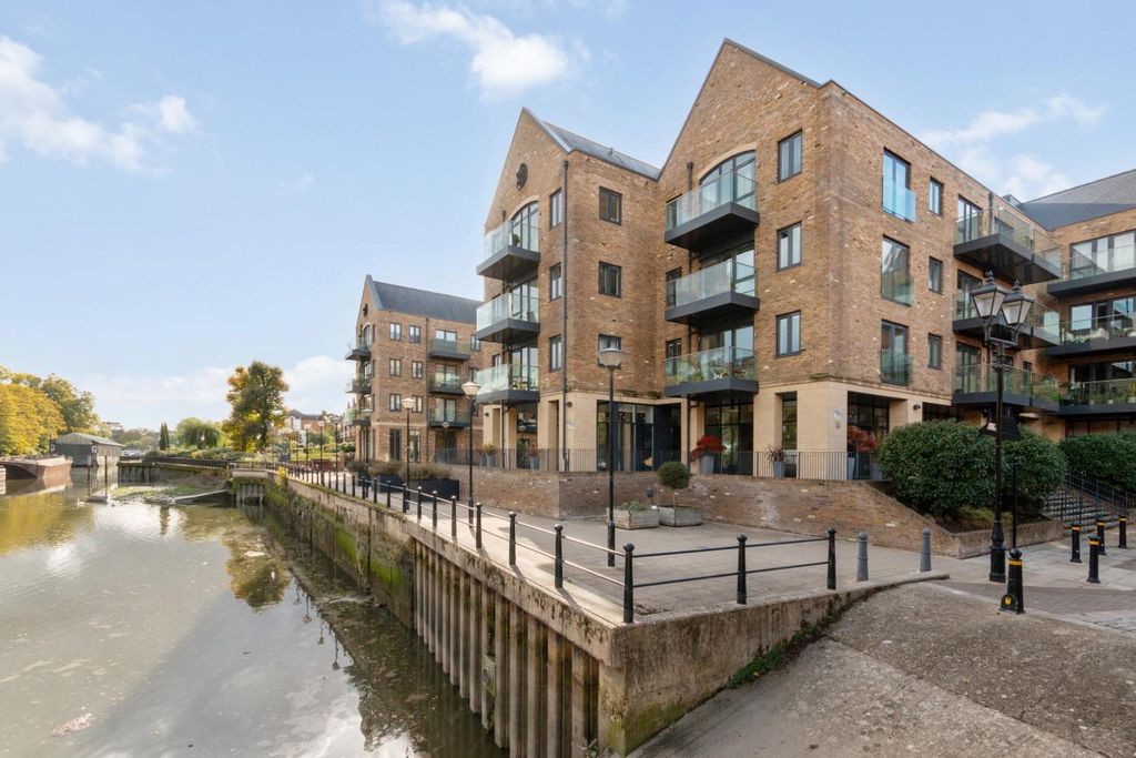 Property photo 1 of 11 Lion Court 69 Ph1.Jpg