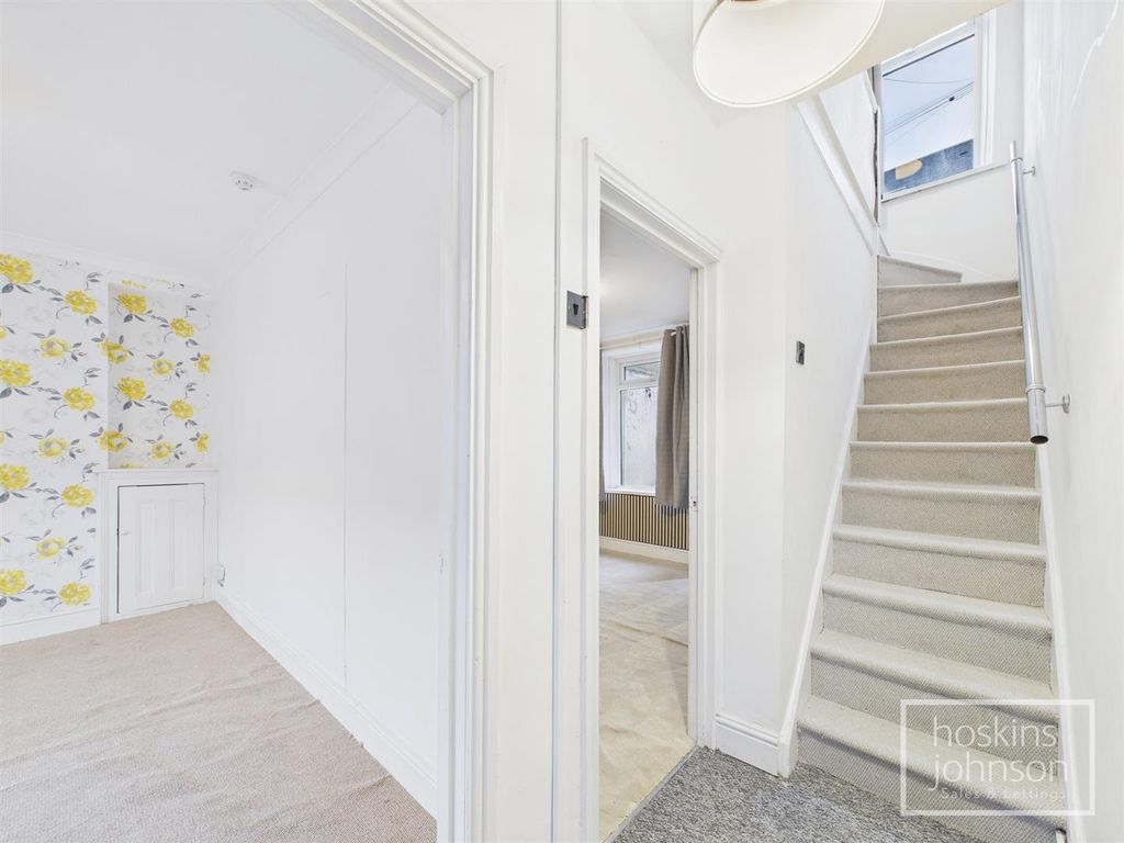 Property photo 2 of 17 Entrance Hall