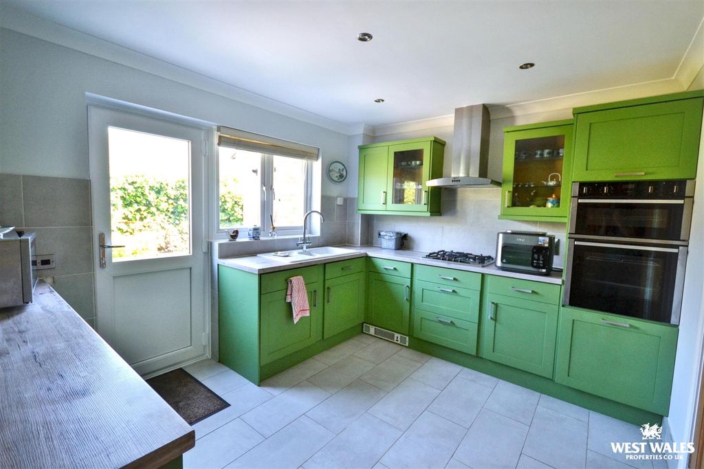 Property photo 2 of 23 Best Kitchen Photo 1 (1).Jpg