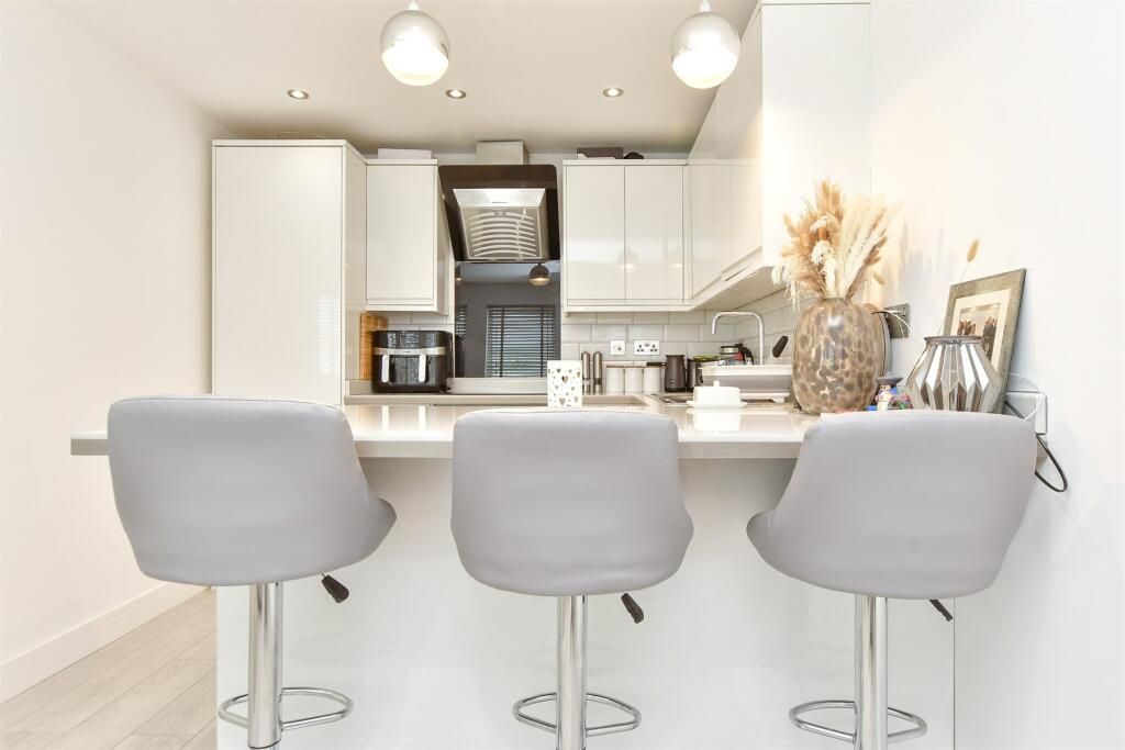 Property photo 1 of 7 Breakfast Bar