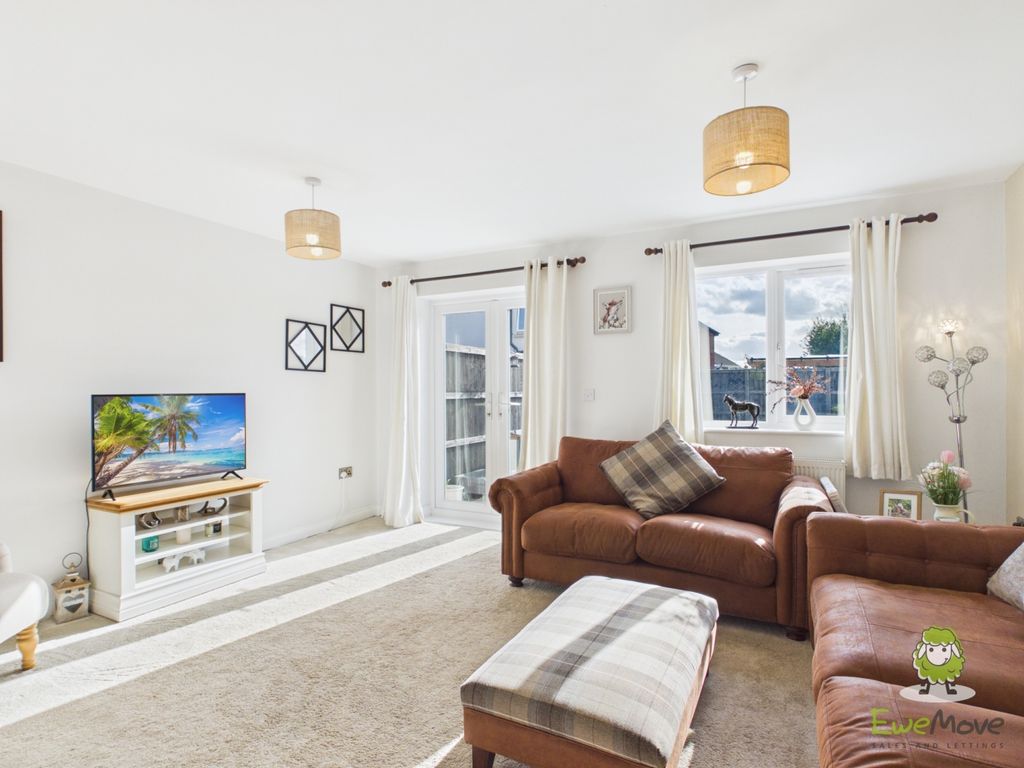 Property photo 3 of 17 Living Room Emilydimelowewemovewhitchurchandnantwi