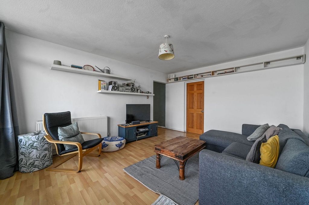 Property photo 3 of 10 Landmark Heights E5