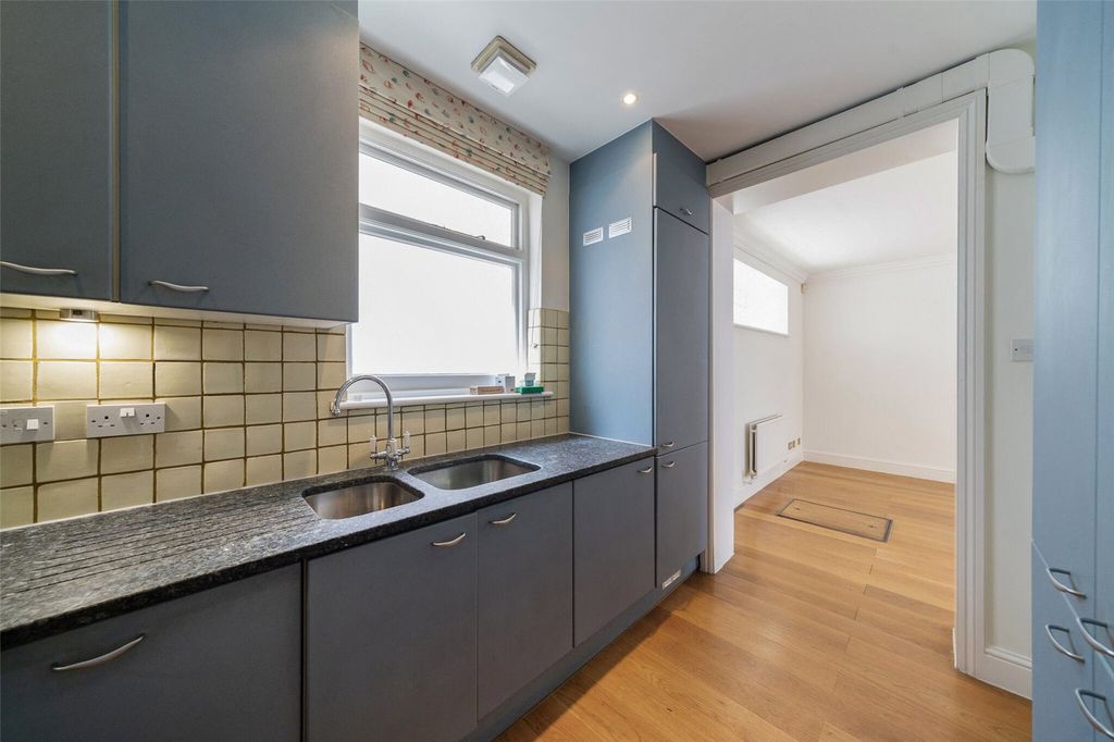 Property photo 3 of 11 Kitchen