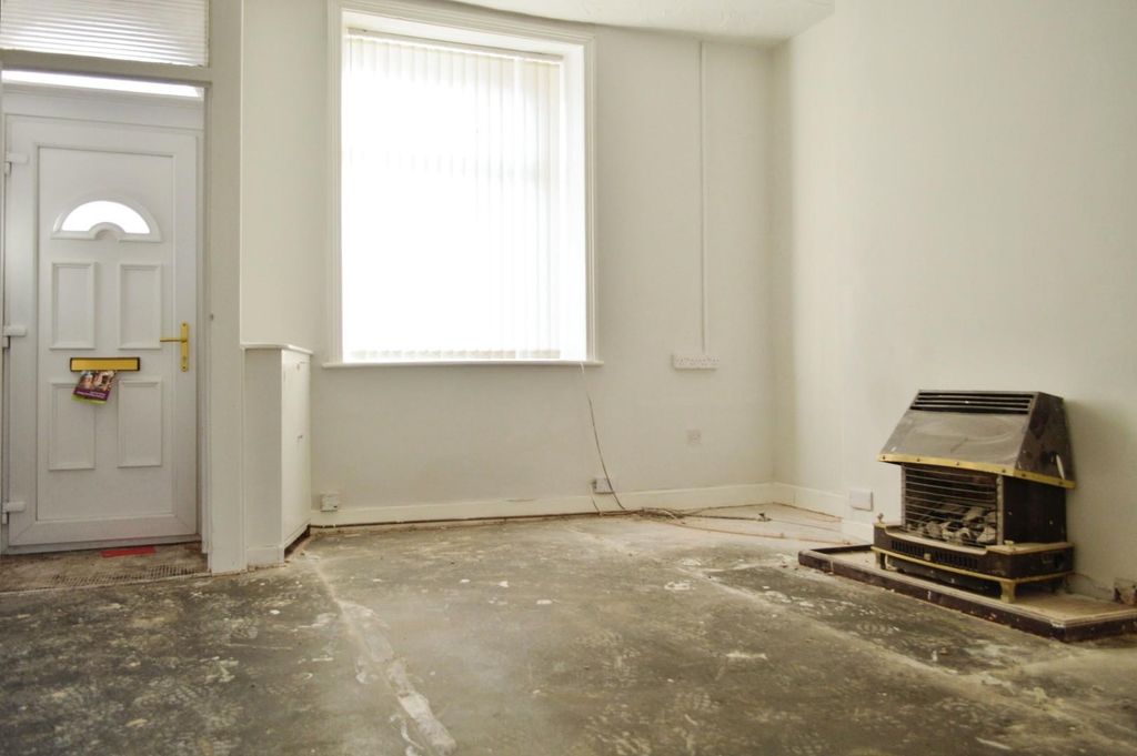 Property photo 2 of 8 Lounge