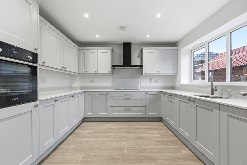 Property photo 2 of 28 Picture No. 10