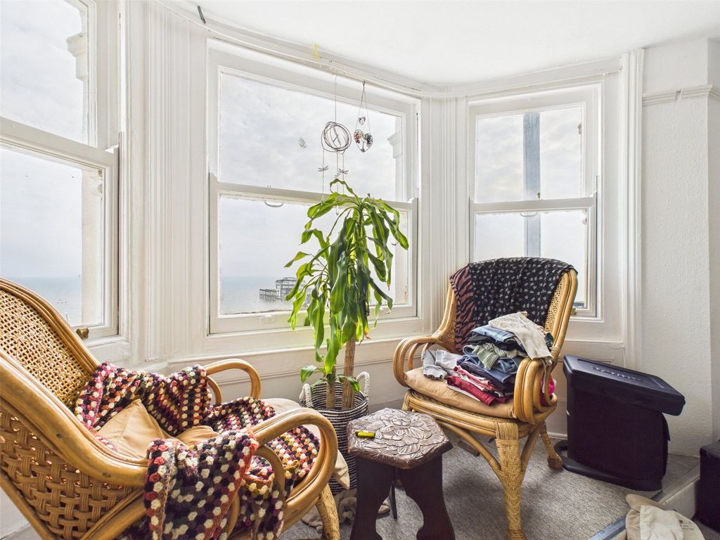 Property photo 3 of 15 Lounge