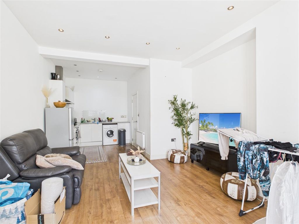 Property photo 2 of 8 Cam04419G0-Pr0043-Still017.Jpg