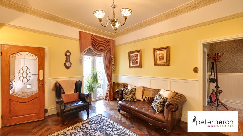 Property photo 3 of 17 Lounge