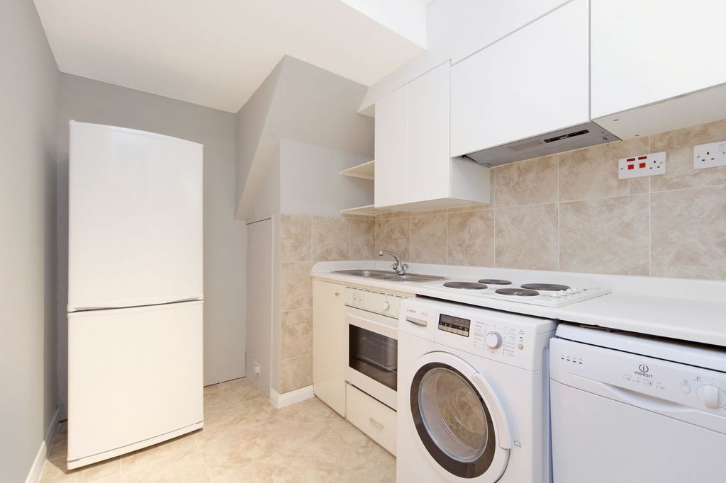 Property photo 3 of 6 Kitchen