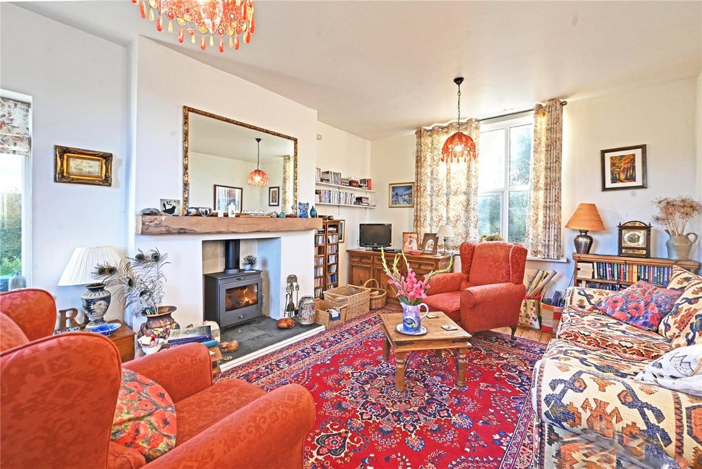 Property photo 2 of 32 Lounge