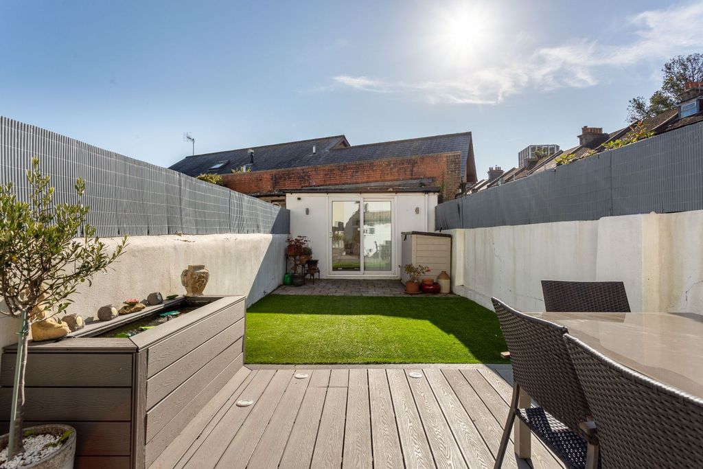 Property photo 2 of 23