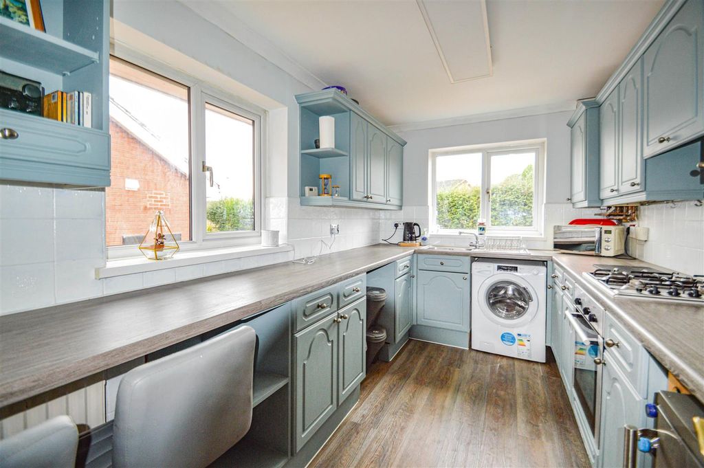 Property photo 2 of 16 Breakfast Kitchen