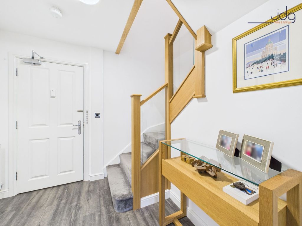 Property photo 3 of 17 Hallway