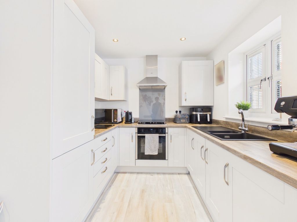 Property photo 2 of 18 5550313