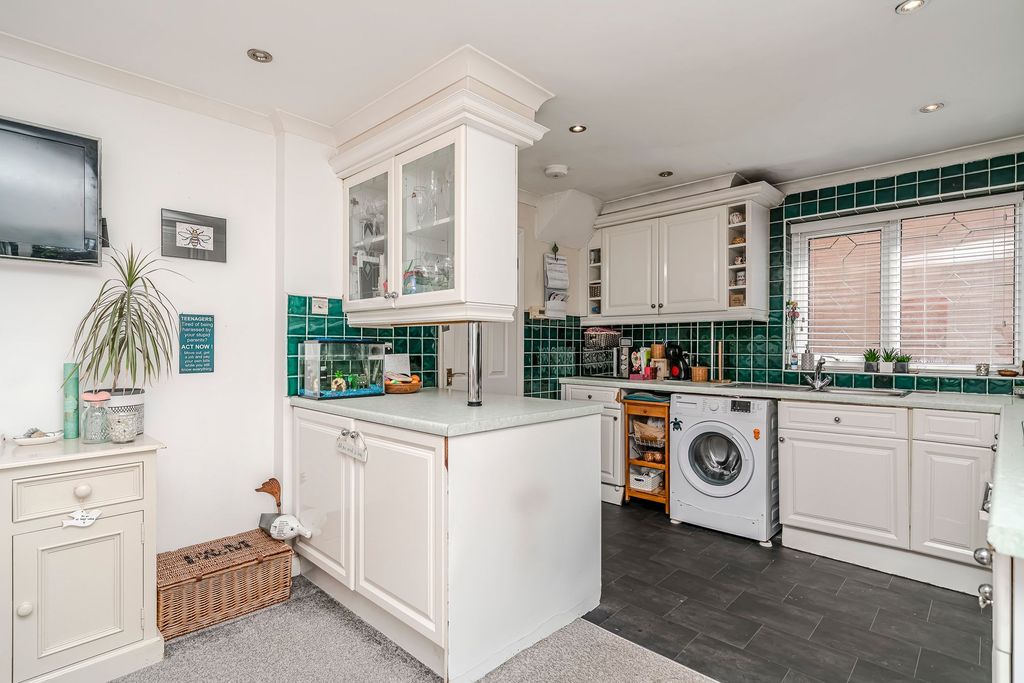 Property photo 3 of 28