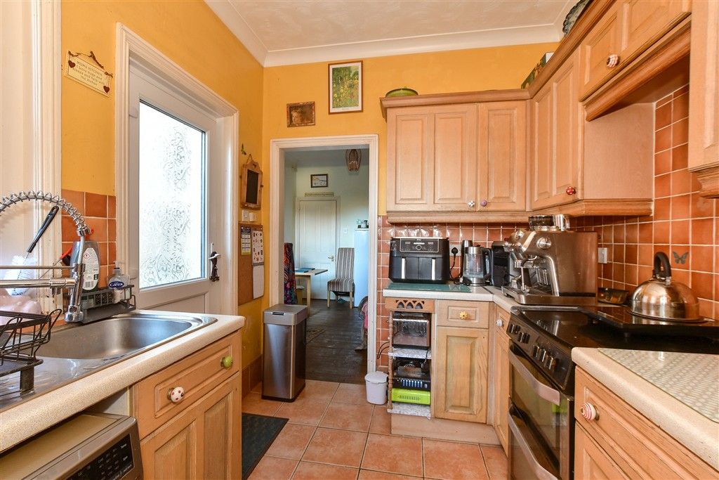 Property photo 3 of 10 Kitchen